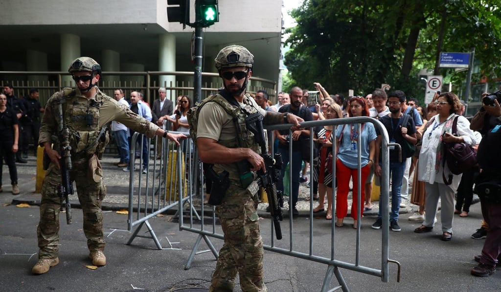 Federal police officers guard the entrance of the synagogue on December 28, 2018. Photo: Reuters