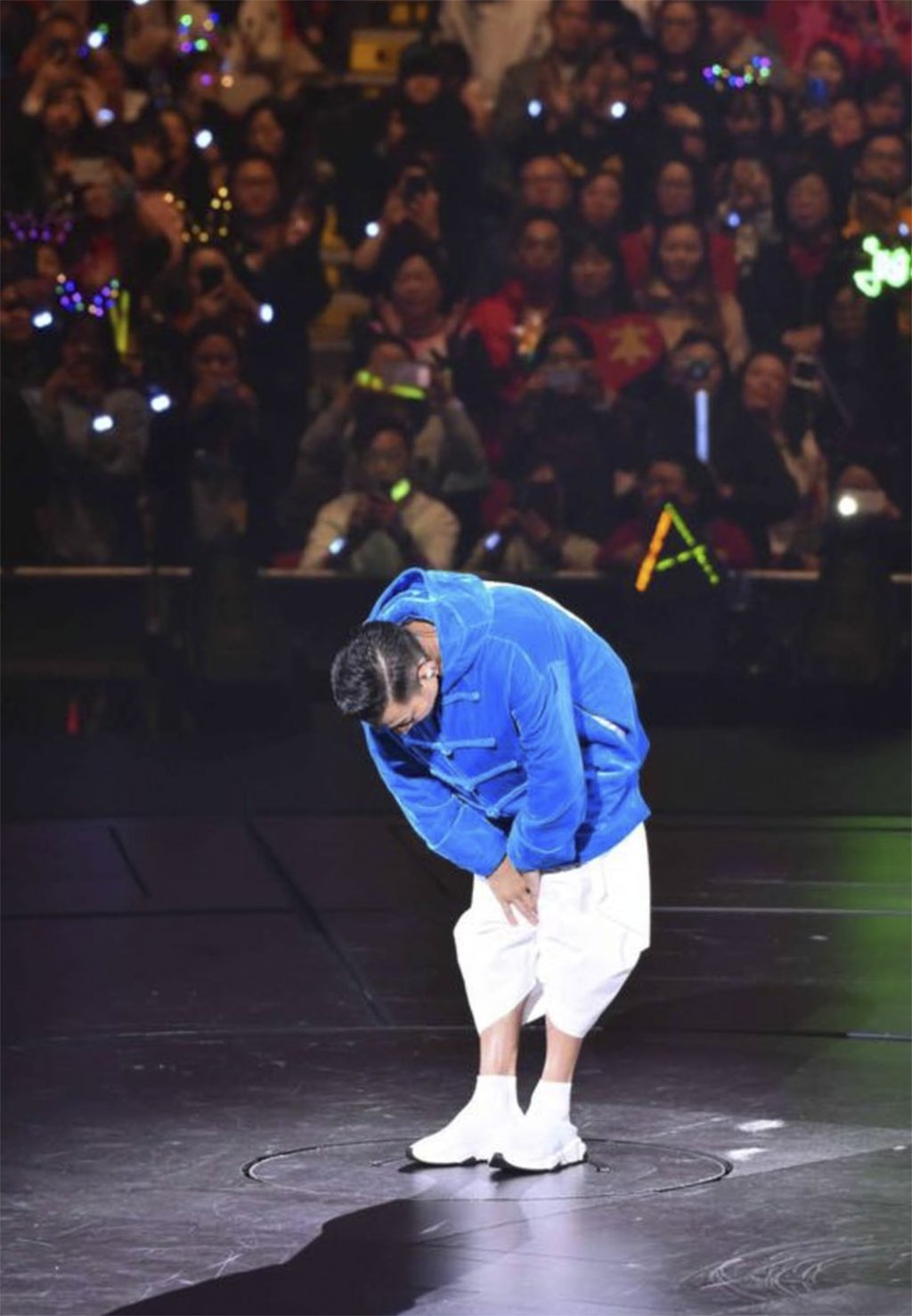 Andy Lau bows to his fans in apology after interrupting his show because of illness on Friday night. Photo: Handout