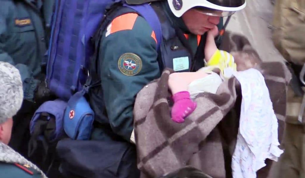 Rescuers with a baby that survived a gas explosion at a residential building in Magnitogorsk, Russia on January 1, 2019. Photo: RUSSIAN EMERGENCY SITUATIONS MINISTRY/AFP Rescuers with a baby that survived a gas explosion at a residential building in Magnitogorsk, Russia on January 1, 2019. Photo: RUSSIAN EMERGENCY SITUATIONS MINISTRY/AFP