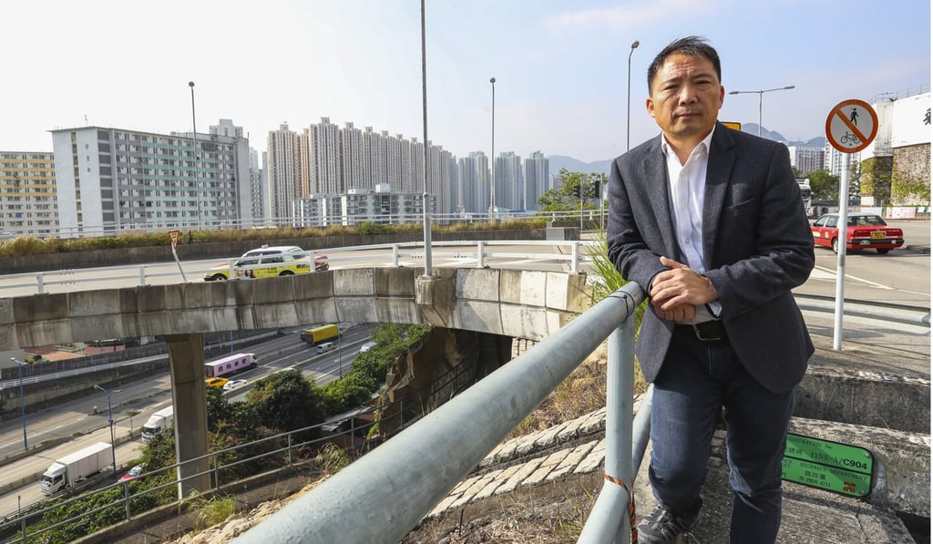 Lawmaker Wu Chi-wai, at the Choi Ha Road flyover, says the time being taken to remove road sign is unreasonably slow. Photo: Edmond So