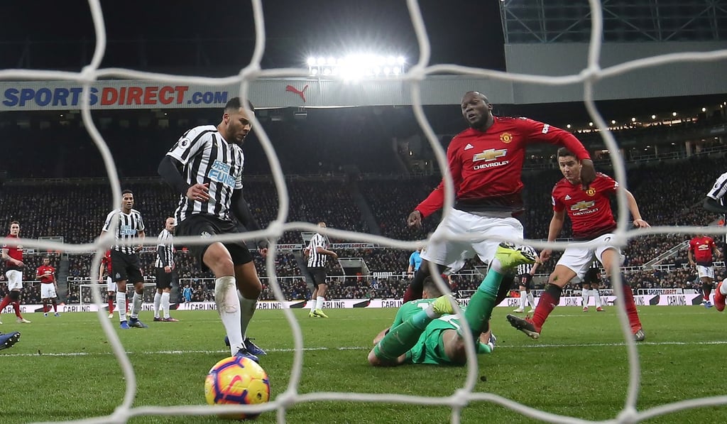 Romelu Lukaku scores after Marcus Rashford’s free-kick is spilled. Photo: EPA