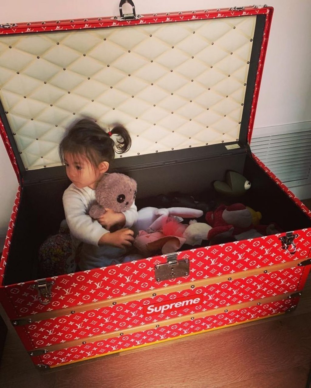 Edison Chen’s daughter Alaia innocently enjoying herself in the uber-glam toy chest. Edison Chen’s daughter Alaia innocently enjoying herself in the uber-glam toy chest.