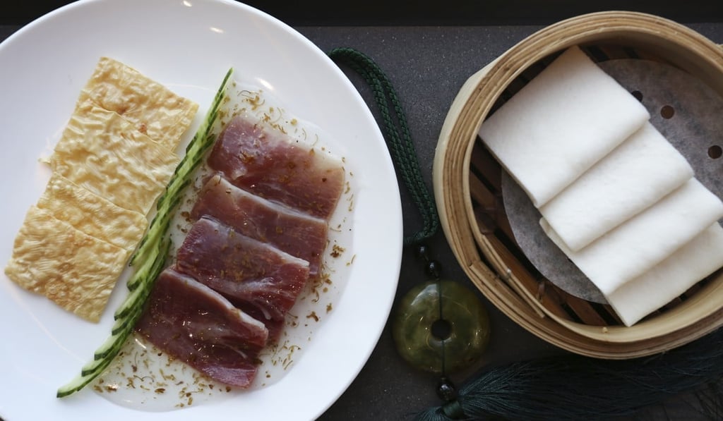 Ham braised with osmanthus honey, fried bean curd sheet and cucumber in steamed bun. Photo: Jonathan Wong