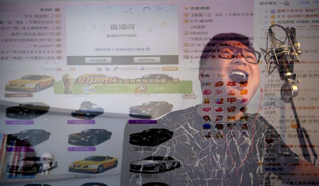 Live streamer Big Li is showered by expensive digital goods from fans. Live streamer Big Li is showered by expensive digital goods from fans.