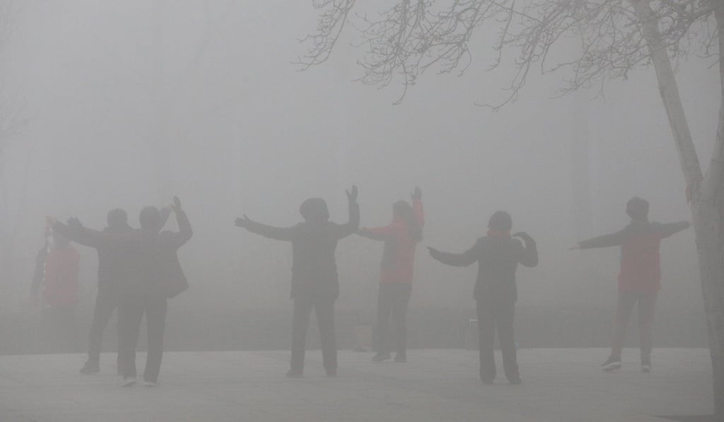 A dozen cities in Henan have issued red smog alerts. Photo: Reuters