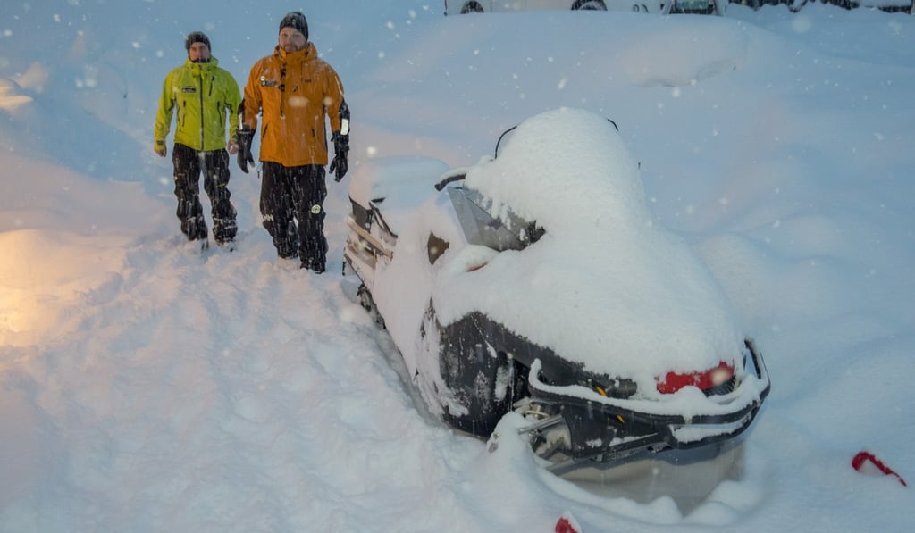 Volountary rescuers near a snow scooter in Tamokdalen, Norway, where the search for four missing skiers has been suspended due to bad weather. Photo: EPA Volountary rescuers near a snow scooter in Tamokdalen, Norway, where the search for four missing skiers has been suspended due to bad weather. Photo: EPA