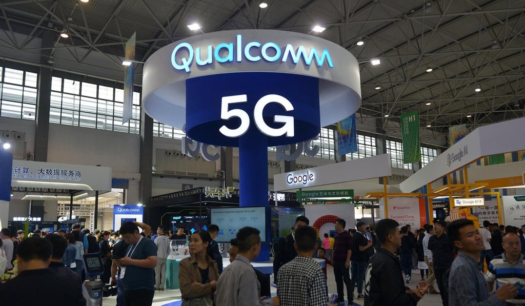 Visitors are seen by a booth of Qualcomm Inc at the China International Big Data Industry Expo in Guiyang, Guizhou province, China May 27, 2018. Photo: Reuters