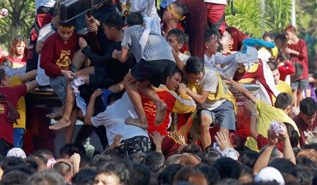 Catholic devotees scrambling to touch the statue of the Black Nazarene. Photo: Reuters