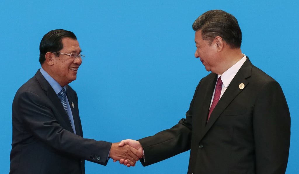 China's President Xi Jinping (R) shakes hands with Cambodia's Prime Minister Hun Sen. Photo: AFP