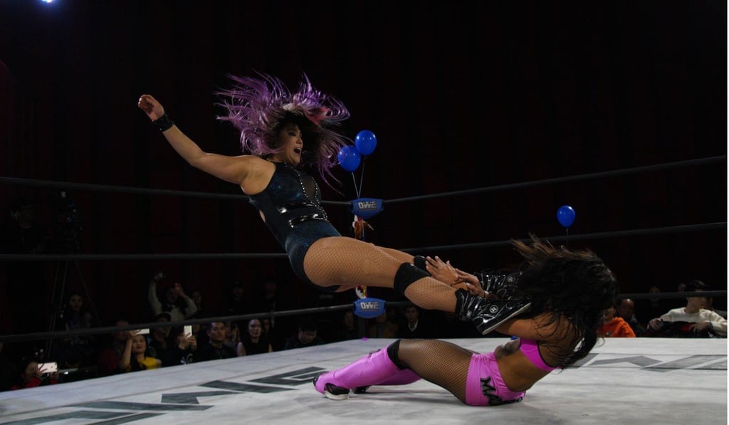 Zeda Zhang drop kicks her opponent. Photo: OWE