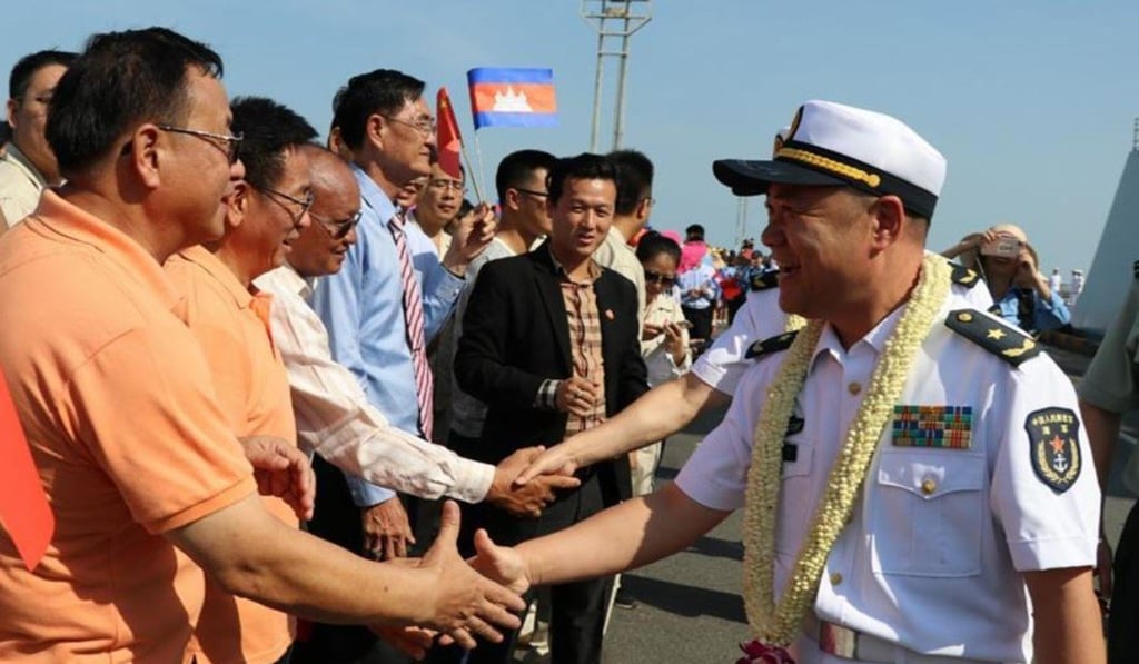 Rear Admiral Xu Haihua (right), commander of the 30th fleet of Chinese navy escort, shakes hands with people welcoming the Chinese naval fleet at Sihanoukville Autonomous Port, Cambodia, on January 9, 2019. Photo: Xinhua
