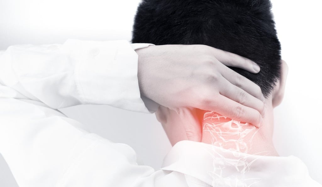 Bad postures at work and the habitual use of the smartphone have caused more young people to have accelerated spinal degeneration, especially around the neck. Photo: Shutterstock