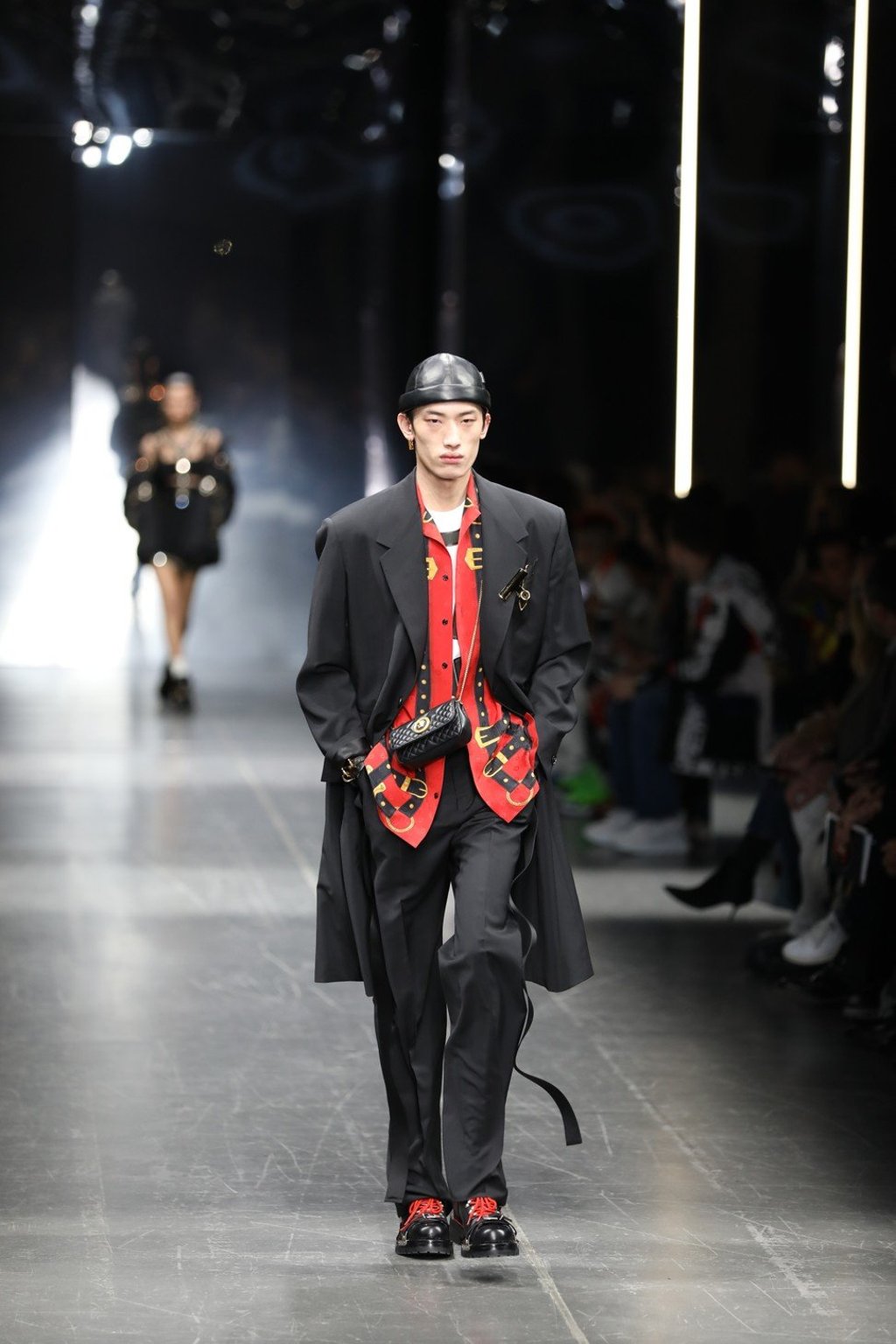 Versace’s man mixes things up in Prince of Wales tailoring teamed with various motifs. Photo: Xinhua Versace’s man mixes things up in Prince of Wales tailoring teamed with various motifs. Photo: Xinhua