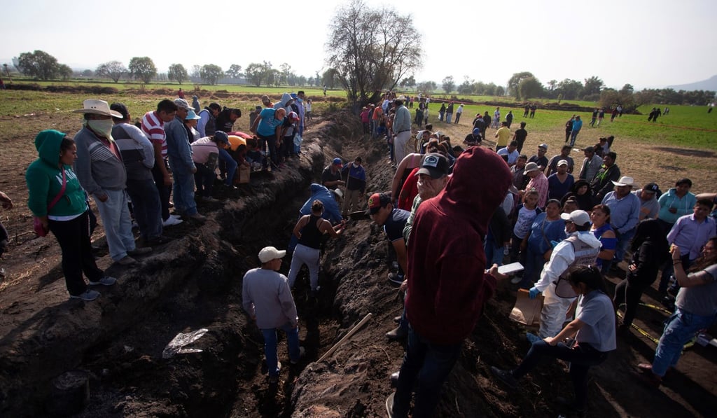 Locals search for the remains of the people who died at the site of the gasoline pipeline explosion in Tlahuelilpan, Mexico on January 20, 2019. Photo: EPA