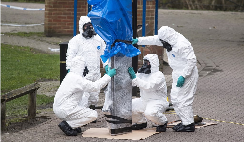 Army officers remove a bench where Sergei Skripal and his daughter Yulia were found in Salisbury, Britain on March 23, 2018. Photo: EPA