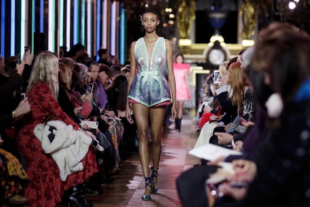 Shiny, metallic fabrics combined with architectural silhouettes. Photo: Thomas Samson / AFP