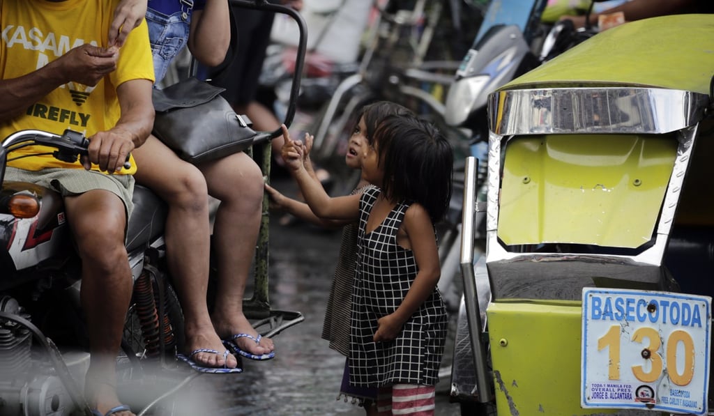 Filipino children beg in Manila, Philippines. Photo: EPA