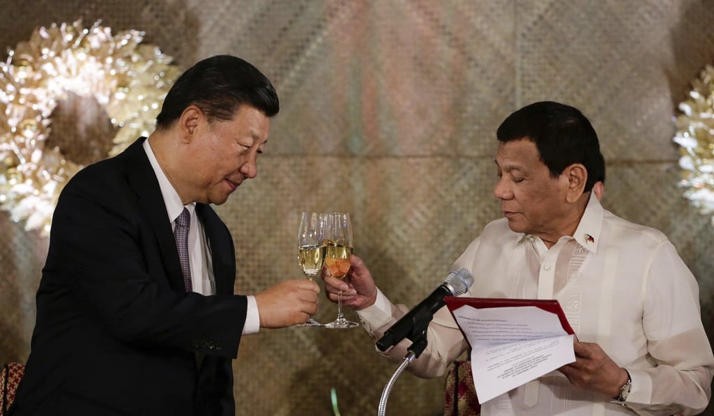 Chinese President Xi Jinping and Philippine President Rodrigo Duterte share a toast in November. Photo: AP