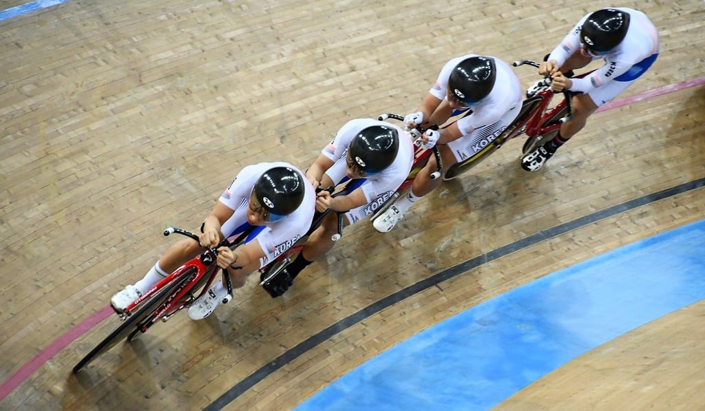 Na Ah-reum leads South Korea in team pursuit practice. Photo: Chan Kin-wa