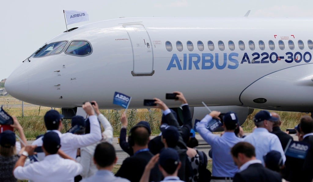 Airbus members celebrate the landing of an Airbus A220-300 aircraft during its presentation in Colomiers near Toulouse, France, July 10, 2018. Photo: Reuters