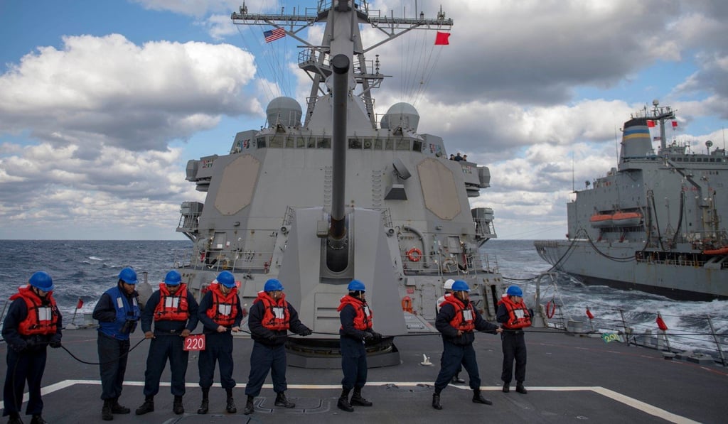 The crew of the Arleigh Burke-class guided-missile destroyer USS McCampbell handle the phone and distance line during a replenishment-at-sea in the East China Sea on December 27. Photo: Reuters