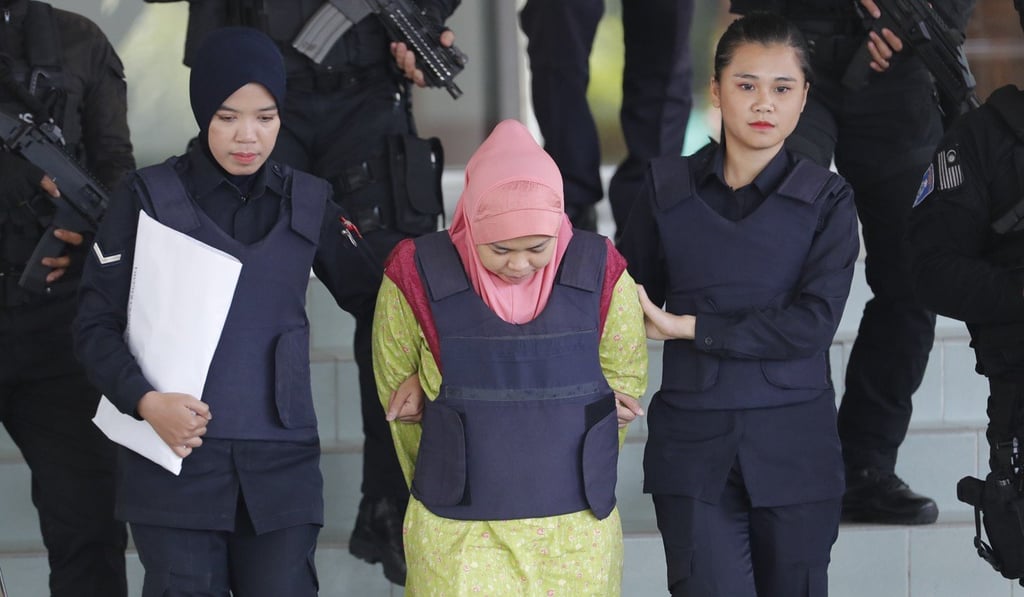 Indonesian Siti Aisyah, center, escorted by police, leaves Shah Alam High Court. Photo: AP