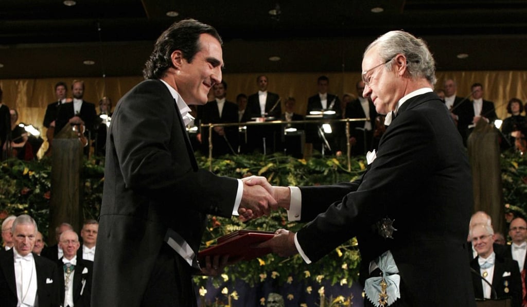 Craig Mello (left) receives the Nobel Prize for medicine in 2006 from King Carl XVI Gustaf of Sweden. Photo: AP