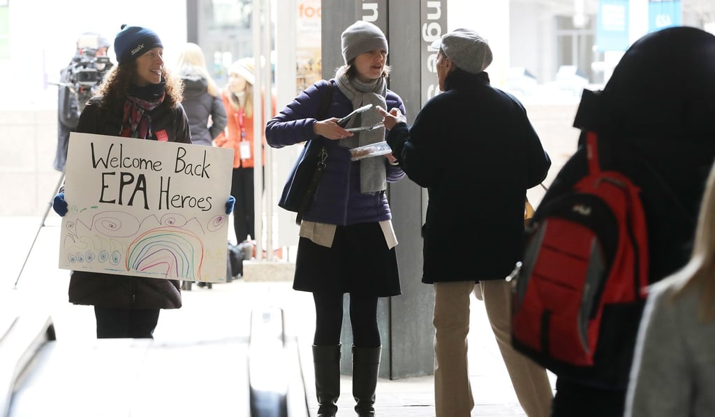 Environmental Protection Agency employees were given cinnamon rolls as they returned to work on Monday in Washington. Photo: AFP Environmental Protection Agency employees were given cinnamon rolls as they returned to work on Monday in Washington. Photo: AFP