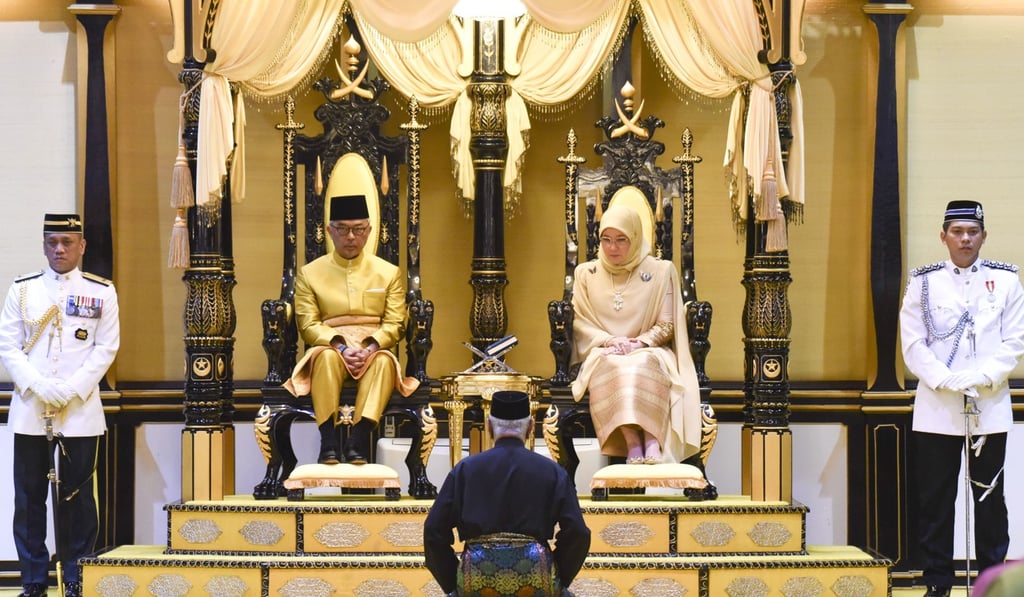 Sultan Abdullah Sultan Ahmad Shah (left) and his consort Tunku Azizah Aminah Maimunah Iskandariah, during Sultan Abdullah’s coronation as Pahang leader on January 15. Photo: AP Sultan Abdullah Sultan Ahmad Shah (left) and his consort Tunku Azizah Aminah Maimunah Iskandariah, during Sultan Abdullah’s coronation as Pahang leader on January 15. Photo: AP