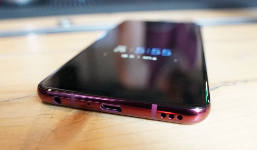 The V40 has a headphone jack that is connected to a Hi-Fi DAC (digital-to-analogue) converter. Photo: Ben Sin