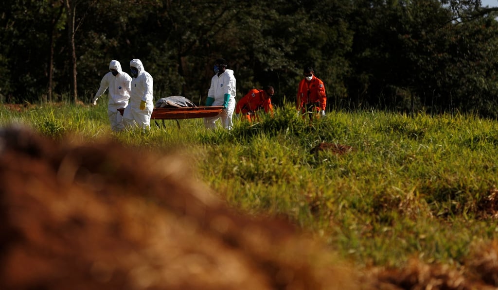 Members of a rescue team carry a body recovered after a tailings dam owned by Brazilian mining company Vale SA collapsed, in Brumadinho, Brazil February 2, 2019. Photo: Reuters