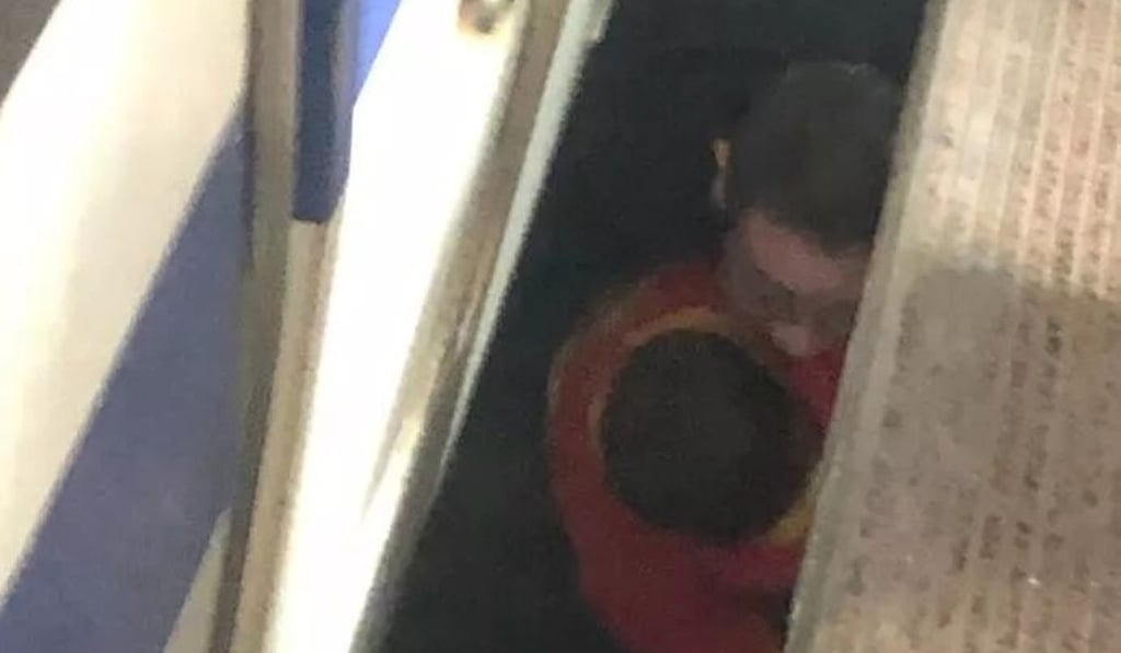 A station worker climbed down into the gap and lifted the child to safety. Photo: Thepaper.cn