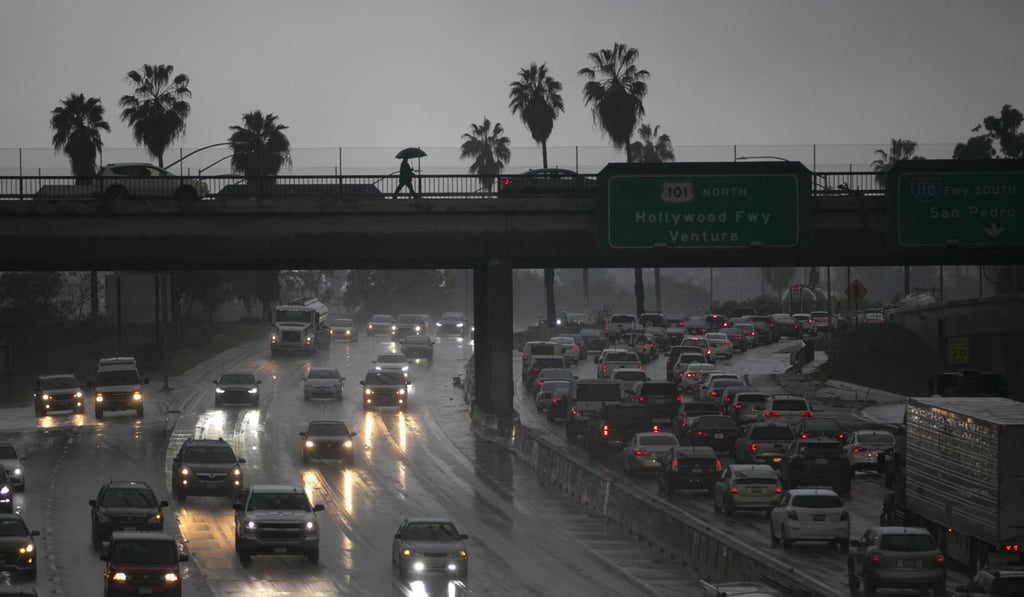 A person walks with an umbrella on a bridge over the 101 Freeway Thursday, January 31, 2019, in Los Angeles. Photo: AP Photo