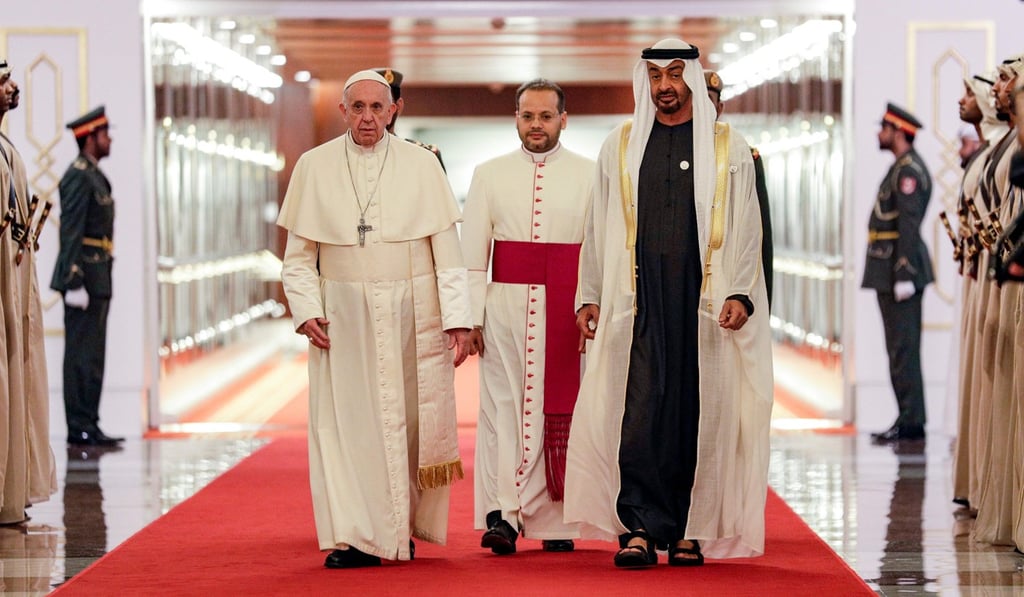 Pope Francis (C-L) is welcomed by Abu Dhabi's Crown Prince Sheikh Mohammed bin Zayed al-Nahyan (C-R) upon his arrival at Abu Dhabi International Airport. Photo: AFP