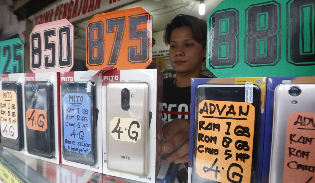 A smartphone vendor in Jakarta. Indonesia, along with India, South Korea and Vietnam, is still experiencing growth. Photo: EPA-EFE