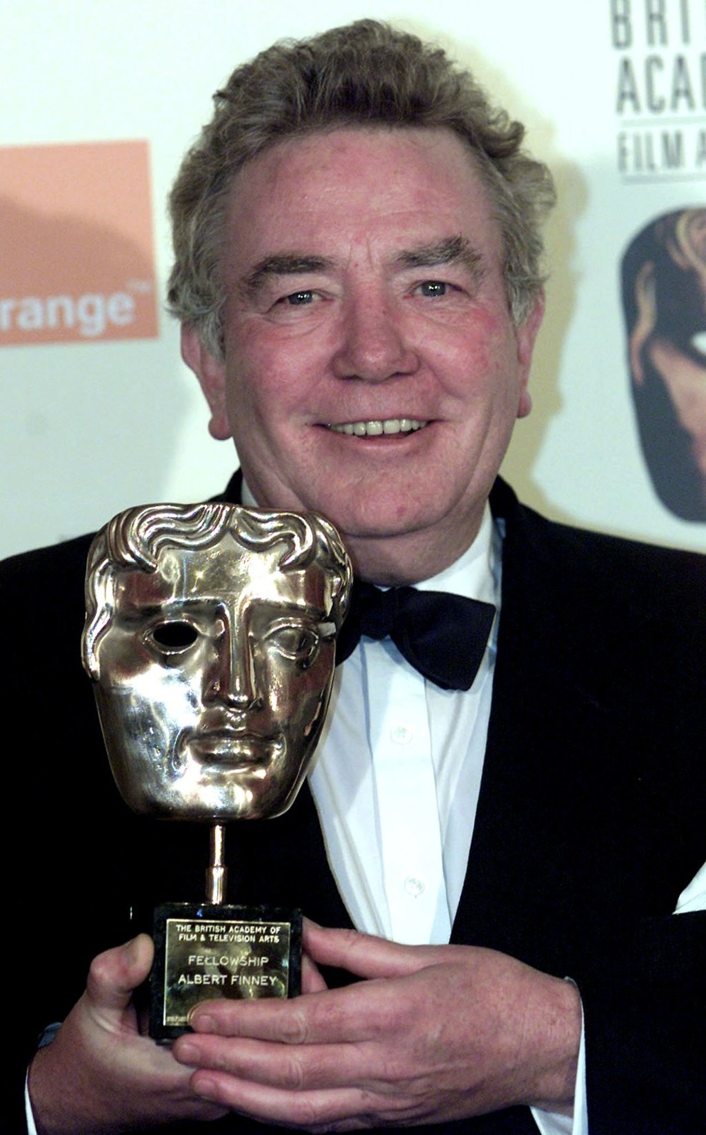 Albert Finney holds up his Bafta award at the British Academy Film Awards in London on February 25, 2001. Photo: Reuters