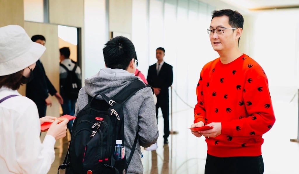 Tencent chairman Pony Ma Huateng hands out red envelopes to employees for Lunar New Year. Tencent chairman Pony Ma Huateng hands out red envelopes to employees for Lunar New Year.