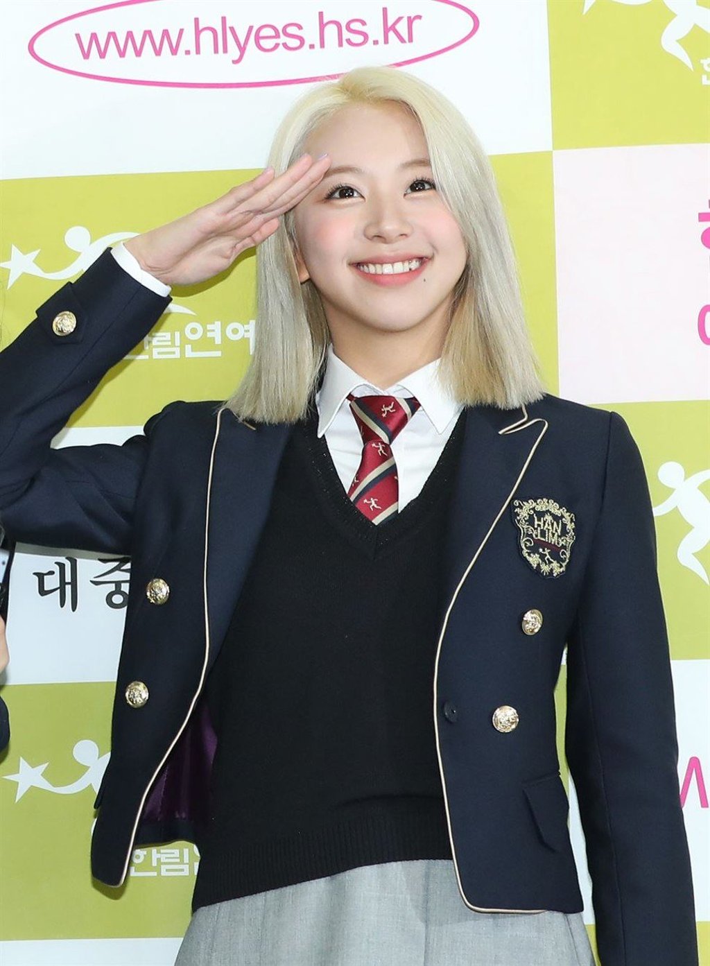 TWICE’s Chaeyoung in front of the photo-wall at Hanlim Multi Arts School in Songpa-gu, Seoul, where she graduated on Tuesday. TWICE’s Chaeyoung in front of the photo-wall at Hanlim Multi Arts School in Songpa-gu, Seoul, where she graduated on Tuesday.