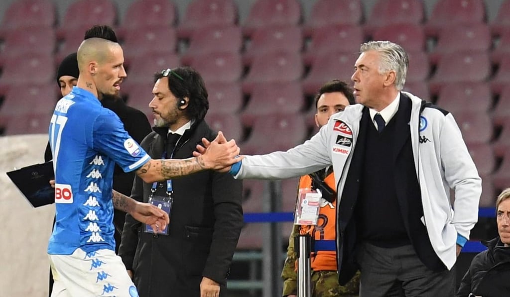 Marek Hamsik shakes hands with his coach Carlo Ancelotti during the Serie A match against Sampdoria. Photo: EPA