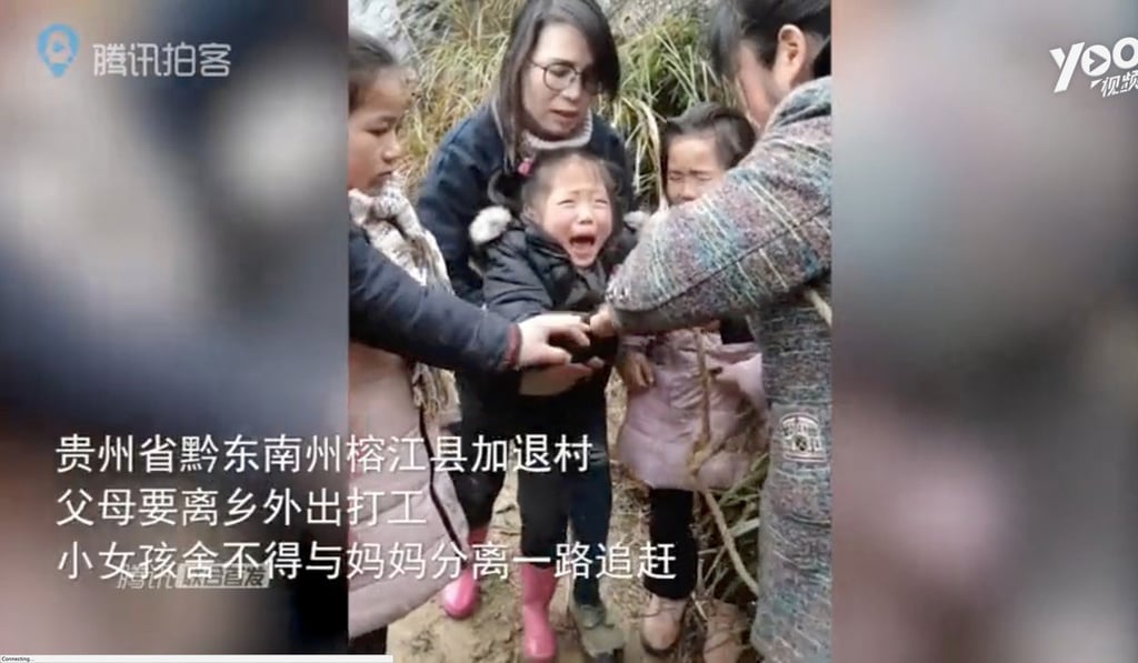 The parents try to release themselves from their children’s grasps. Photo: Qq.com