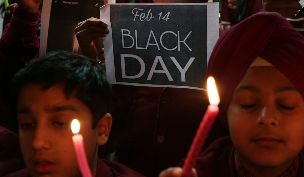 Students pay tribute to the martyred Indian paramilitary personnel in Amritsar. Photo: EPA-EFE