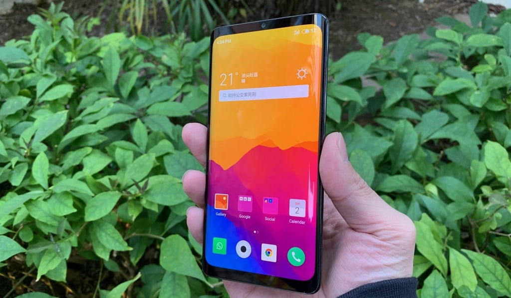 The Meizu Zero has a 6-inch curved OLED display, with a 20-megapixel front-facing camera. Photo: Ben Sin