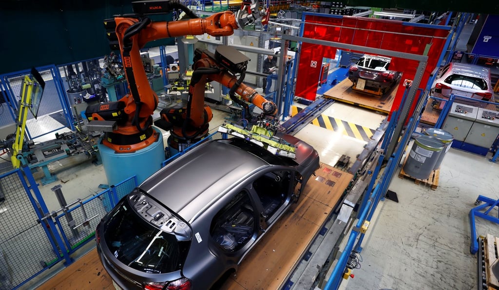 A robot installs a windscreen on the production line of the Daimler factory in Rastatt, Germany, on February 4. Euro-zone factories saw a production slump in December for a second month in a row. Photo: Reuters