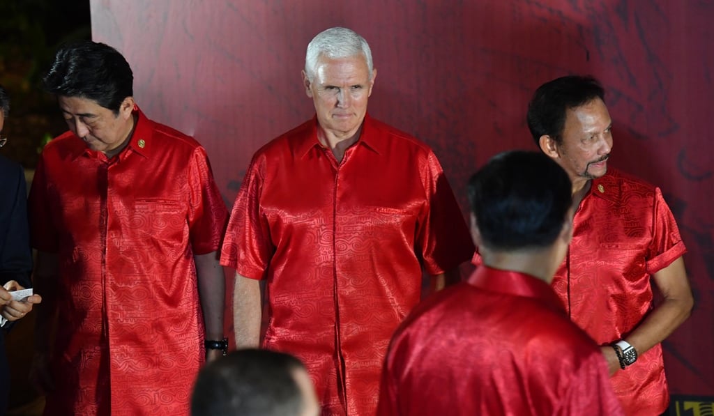 US Vice President Mike Pence (centre) looks at Chinese President Xi Jinping before the official photograph during the Apec summit dinner in Port Moresby, Papua New Guinea, on November 17, 2018. Photo: EPA-EFE