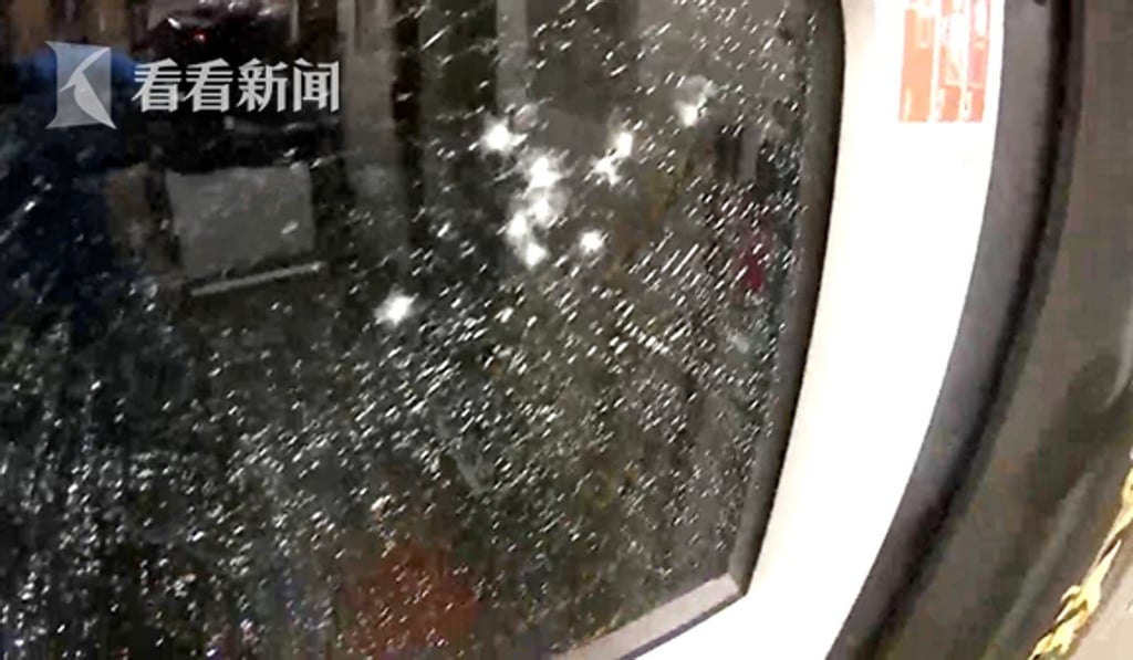 Hou managed to damage the glass in the train door but it did not shatter. Photo: 163.com