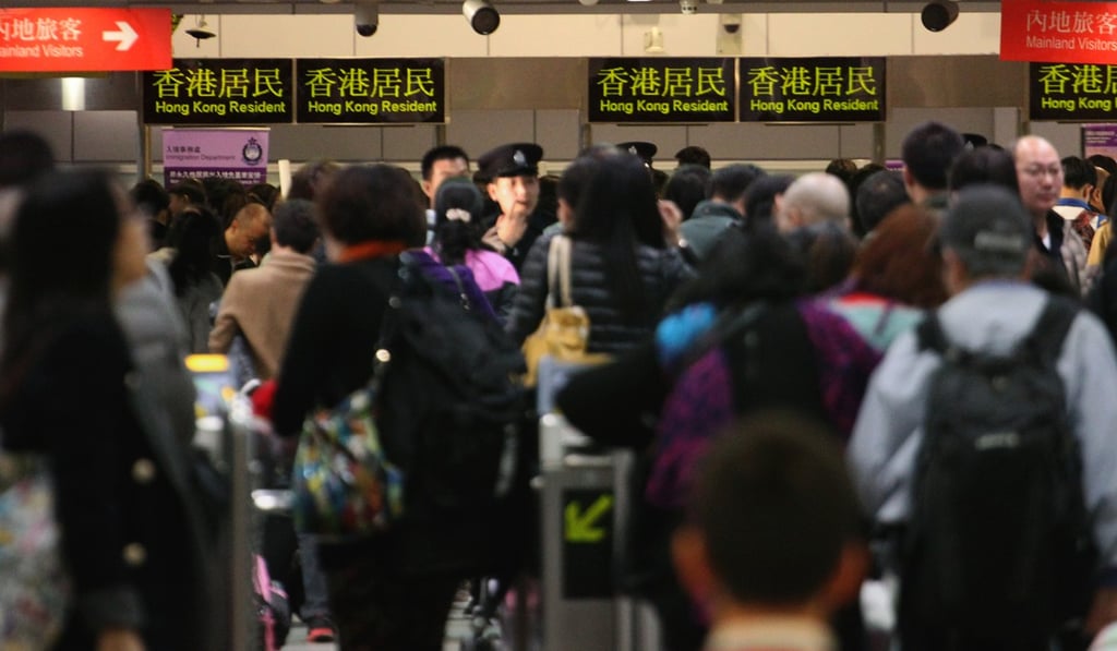 Travellers crossing border to Shenzhen from Hong Kong. Photo: Felix Wong