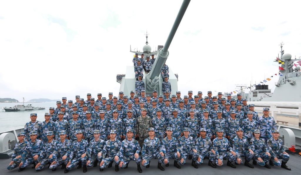Chinese President Xi Jinping (centre) joined the crew on the deck of the cruiser Changsha after last year’s naval review. Photo: Xinhua