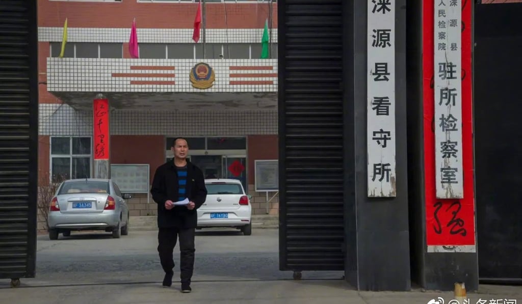 Wang Xinyuan returns home to Laiyuan county, Hebei province, after public pressure convinced prosecutors to accept his claim of self-defence in the killing of a man who stalked his daughter. Photo: Weibo