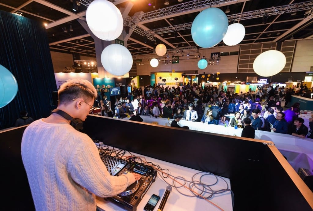 The relaxing atmosphere following the day's programme features plenty of networking opportunities for attendees. The relaxing atmosphere following the day's programme features plenty of networking opportunities for attendees.