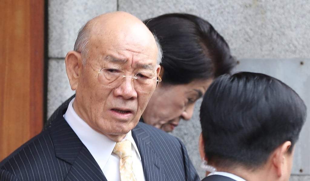 Chun Doo-hwan and his wife Lee Sun-ja (back) leave their home in Seoul on the way to court. Photo: EPA Chun Doo-hwan and his wife Lee Sun-ja (back) leave their home in Seoul on the way to court. Photo: EPA